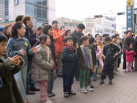 '파인애플 신드롬'의 공연을 보며 즐거워하는 아이들과 주민들 